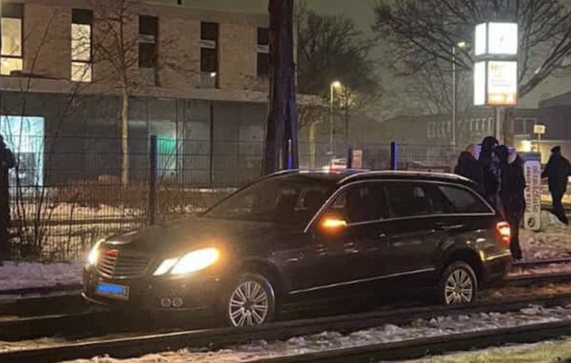 PKW im Gleis 06.02.2026